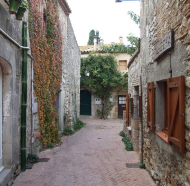 Vista de las calles medievales de Sant Martí d’Empúries cerca de Stil Mar Anna.