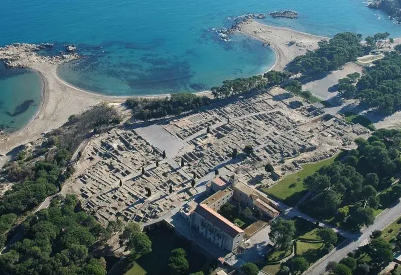 Yacimiento arqueológico de las Ruinas de Empúries frente al mar en L'Escala, Costa Brava.